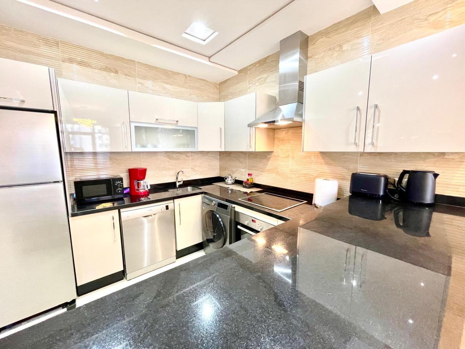 Modern Elegance With Sea Views In Central Tangier - Steps To Beach, Train And Attractions! Eksteriør bilde